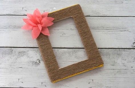 Here’s a fab tutorial that is a simple way to take an old picture frame and give it an amazing transformation with some simple twine. You could even switch the twine for some funky multi-coloured yarn! Upcycled Picture Frames, Pallet Picture Frames, Frame Tutorial, Photo Frame Decoration, Twine Diy, Diy Photo Frames, Diy Picture Frames, Wooden Picture Frames, Diy Picture