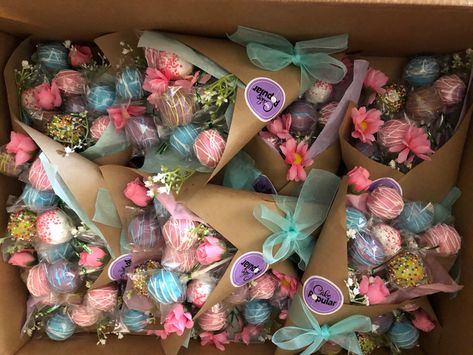 Cake Pop Treat Boxes, Mother’s Day Cake Pops, Cake Pops Bouquet, Cake Pop Boxes, Deserts Cupcakes, Cake Pop Bouquet, Valentine Cake Pop, Strawberry Stuff, Cute Halloween Treats