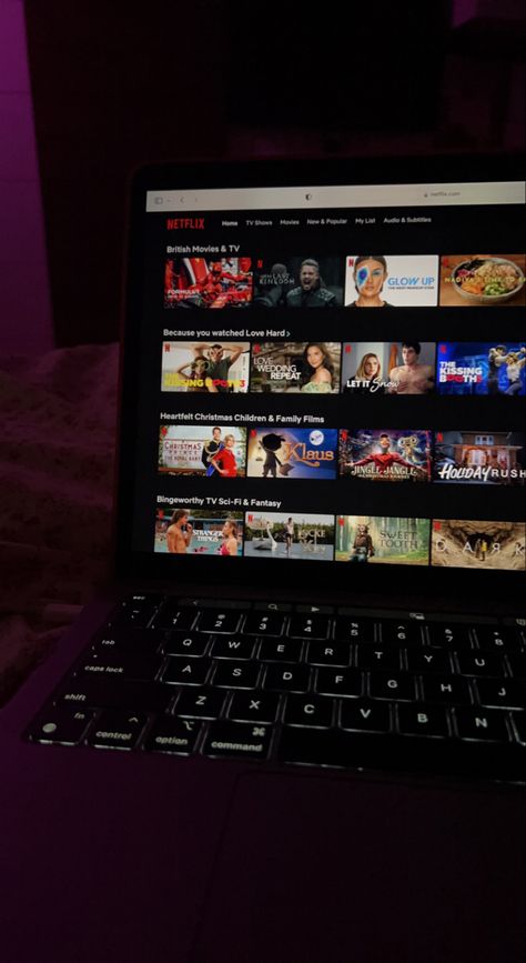 Watching Netflix Aesthetic Night Laptop, Netflix Laptop Night Snap, Laptop Snap Aesthetic, Netflix Movies Aesthetic, Chilling Out Aesthetic, Watching Movies On Laptop Aesthetic, Movie Watching Aesthetic Home, Watch A Movie Aesthetic, Laptop Aesthetic Snap Streak