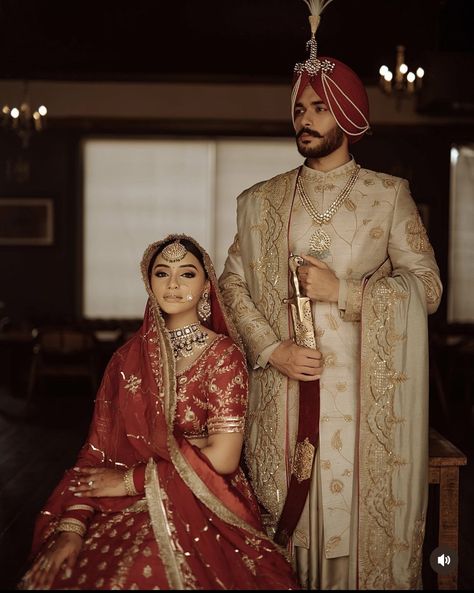 Sikh Wedding Photography, Punjabi Wedding Couple, Sherwani For Men Wedding, Sikh Bride, Indian Wedding Poses, Bride Photos Poses, Indian Wedding Bride, Indian Bridal Jewellery, Punjabi Bride