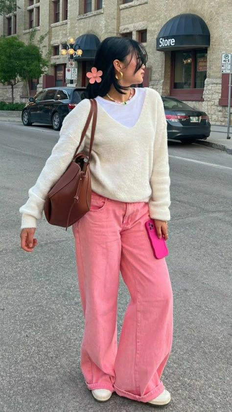 Salmon Pink Outfit, Pink Jeans Outfit Aesthetic, Outfits For Bday, Pink Jeans Outfit, Jeans Outfit Aesthetic, Therapist Outfit, Corporate Girlie, Carrie Bradshaw Outfits, Modest Girly Outfits