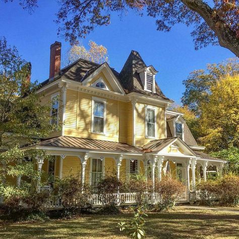 sunny yellow Big Yellow House, Cute Yellow House, Queen Ann Victorian Homes, Yellow Mansion, Yellow Victorian House, Victorian Farmhouse Exterior, Yellow House Exterior, Large Porch, Victorian Exterior