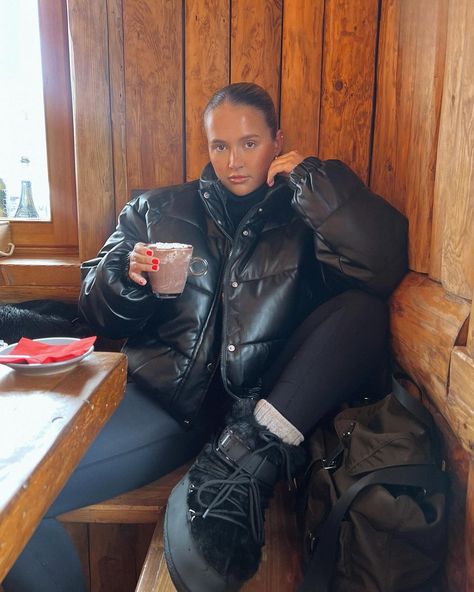 Après skiiiii☕️🌨️🎿🧦 outfit @prettylittlething ad | Instagram Moon Boot Black, L Icon, Lunar Landing, Black Icon, Moon Boot, Another Dimension, Faux Fur Boots, Life On Earth, Skiing Outfit