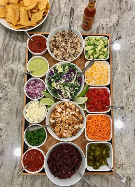 Taco Board, Burrito Bar, Sloppy Joe Casserole, Dessert Taco, Easy Homemade Salsa, Salsa Verde Chicken, Charcuterie Inspiration, Dip Recipes Easy, Party Food Platters