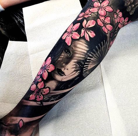 Only the flowers, not the face Geisha Tattoo Sleeve, Tato Geisha, Japanese Geisha Tattoo, Geisha Tattoos, Tatuaje Trash Polka, Samurai Tattoo Sleeve, Bodysuit Tattoos, Tato Flash, Geisha Tattoo Design