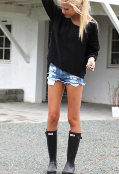 I have these boots and I've been trying to figure out how to wear them with shorts because Florida won't let me wear pants just because it's raining. Love this!! Cute Rain Boots Outfit, Rain Boot Outfit, Cute Rain Boots, Hunter Boot, Boating Outfit, Hunter Rain Boots, Look Vintage, Short Shorts, Look At You