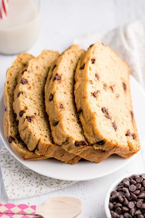 Skinny Greek Yogurt Chocolate Chip Pound Cake -- just 150 calories with almost 7g of protein! This easy recipe is SO good & secretly healthy enough for breakfast! Banana Baking, Greek Yogurt Chocolate, Diet Dishes, Chocolate Chip Pound Cake, Yogurt Chocolate, Bread Keto, Baked Breads, Chocolate Chip Banana, Healthy Bread