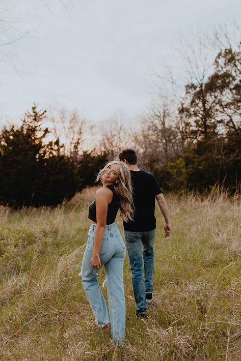 Couple Poses Fall Photos, Poses For Couples Height Difference, Couples Photo Shoot Fall, Fall Field Photoshoot Couple, Couples Field Pictures, Field Photoshoot Engagement, Couples Fall Pics, Engagement Photos Running, Couples Photos In Field