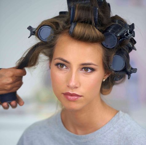 How to use hot rollers: A step-by-step guide | All Things Hair - From hair experts at Unilever Best Hair Rollers, Hair Rollers Tutorial, Using Hot Rollers, Roller Curls, Hair Curlers Rollers, Hot Rollers Hair, Hot Rollers, Thicker Hair, Hair Haircuts