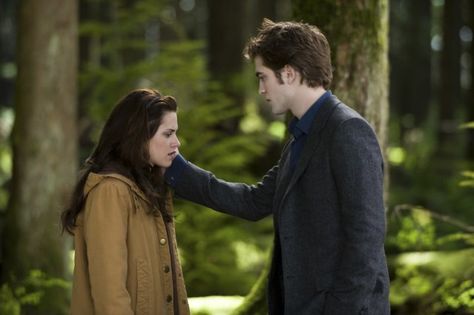 Still of Kristen Stewart and Robert Pattinson in The Twilight Saga: New Moon (2009) New Moon Pictures, Moon Film, Billy Burke, Twilight Saga New Moon, Twilight Funny, Twilight Memes, Movie Screenshots, Robert Pattinson And Kristen, Twilight Photos