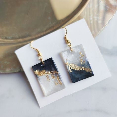 Resin Jewelry Clouds, Minimalist Resin Jewelry, Resin Wood Earrings, Trendy Resin Earrings, Resin Jewelry Diy Ideas, Resin Earrings Diy How To Make, Epoxy Jewelry Diy Ideas, Resin Earring Ideas, Resin Earrings Ideas