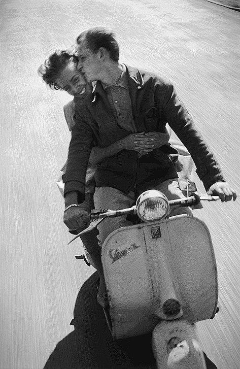 Couple on a Italian scooter 'Vespa' in 1959. //Photographed by © Jean-Louis Swiners Veuve Cliquot, Italian Scooter, Carlos Castaneda, Vintage Couples, Vespa Vintage, Foto Art, Old Love, Vintage Summer, Vintage Photographs