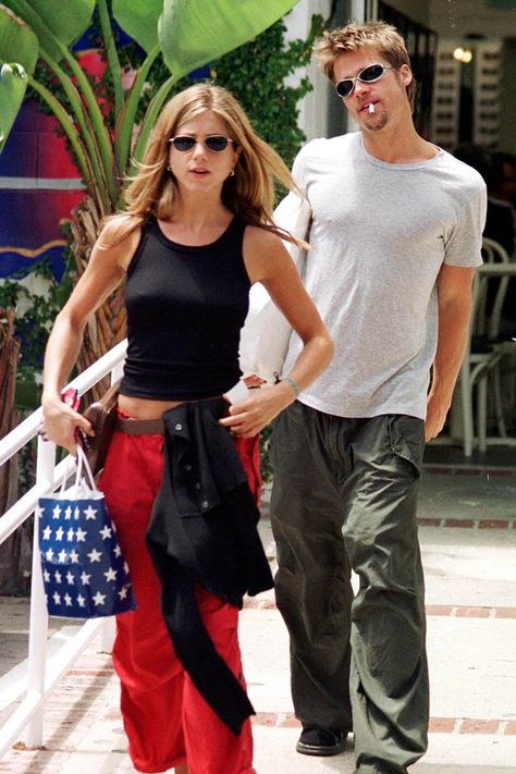 2000s Couples, Brad Pitt And Jennifer, Brad And Jen, Jennifer Aniston Style, Couple Fits, Paparazzi Photos, Famous Couples, 90s Outfit, Sofia Vergara