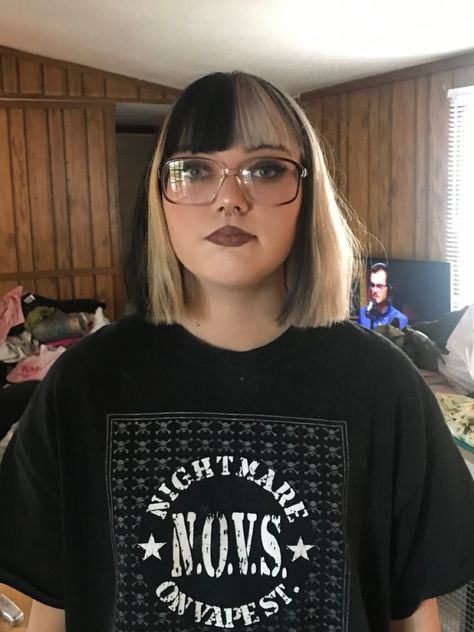 Split Dye With Opposite Bangs, Black And Blonde Split Dye With Bangs, Split Bangs Dye, Natural Hair Split Dye, Dyed Hair Blonde And Black, Split Dye Bob With Bangs, Split Hair Dye Underneath, Split Dye Black And Blonde, Blonde Bangs Black Hair