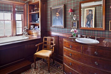 Vintage farmhouse style bathroom with chic plaid wallpaper and wooden vanity Masculine Bathroom, Timeless Bedroom, French Country Bathroom, Plaid Wallpaper, Vintage Farmhouse Style, Bathroom Farmhouse Style, Wooden Vanity, Country Bathroom, Bathroom Images