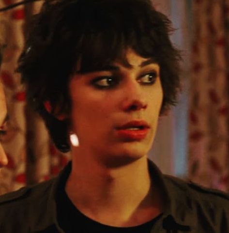 Rodrik Heffley Eyeliner, Roderick Eyeliner, Rodrick With Eyeliner, Emo Eyeliner Men, Rodrick Makeup, Roderick Heffley Eyeliner, Rodrick Heffley With Eyeliner, Rodrick Heffley Aesthetic Icon, Rodrick Heffley Makeup