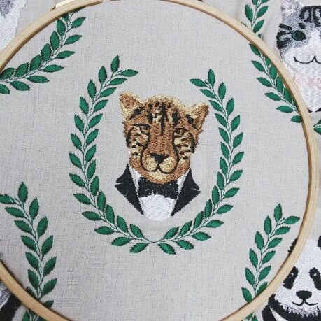 Cheetah Embroidery, Hoodies Ideas, Diy Bucket, Embroidery Ideas, Bucket List, Cool Art, Cross Stitch, Kids Rugs, Embroidery