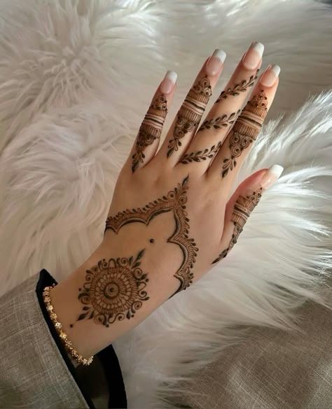 Bridesmaid Mehndi, Bridesmaid Henna, Mehndi Design Stylish, Henna Design Simple, Delicate Mandala, Stylish Mehndi Design, Beautiful Simple Mehndi Design, Cute Henna Designs, Mehedi Design