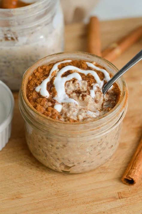 Cinnamon Roll Overnight Oats Cinnamon Roll Protein Overnight Oats, Nicole Addison Recipes, Nurse Breakfast, Overnight Oats Fruit, Cinnamon Roll Overnight Oats, Overnight Oats Easy, Creamy Corn Dip, Meal Prep Meals, Yogurt Toppings