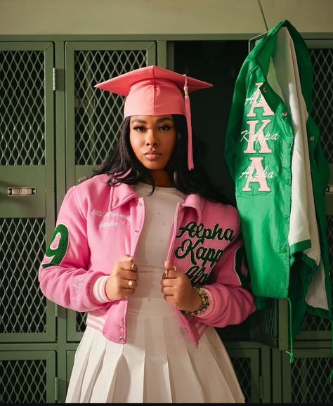 Alpha Kappa Alpha Graduation Pictures, Aka Coming Out Pictures, Aka Graduation Pictures, Aka Photoshoot Ideas, Aka Poses, Aka Photoshoot, Aka Pictures, Graduation Pictures Outfits, Sorority Graduation