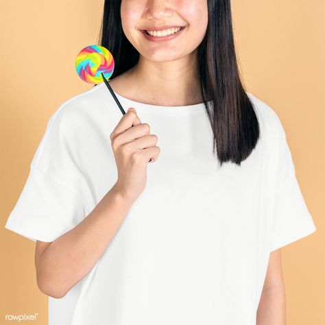 Happy woman in a white tee mockup holding a rainbow lollipop | free image by rawpixel.com / Jira Holding Lolipop Poses, Holding Lolipop Drawings, Hand Holding Lollipop Drawing, Holding Ice Cream Reference Drawing, Holding Food Reference, Hand Holding A Lollipop, Holding Lollipop Reference, Oc Development, Candy Advertisement