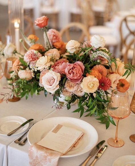 Early Fall Wedding Colors, Borgo Corsignano, Wedding Record, Orange Wedding Decorations, Early Fall Wedding, Sunset Theme, Wedding Business Ideas, Early Fall Weddings, Citrus Wedding