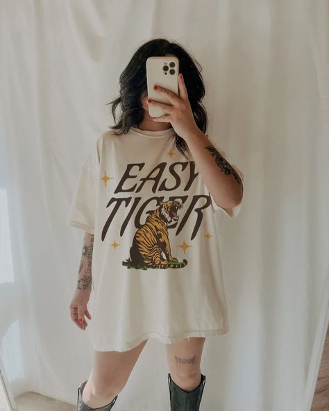 Easy Tiger Graphic Tee #easytiger #graphictees #tiktokshop Classic Outfits For Women, Graphic Tee Vintage, Graphic Tee Outfits, Trendy Aesthetic, Easy Tiger, Cool Graphic Tees, Tee Outfit, Tshirt Outfits, Phoenix Az