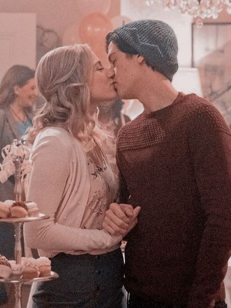 How To Kiss Someone, Riverdale Betty And Jughead, Lili Reinhart And Cole Sprouse, Can I Kiss You, How To Kiss, Riverdale Betty, Riverdale Characters, Good Kisser, Betty And Jughead