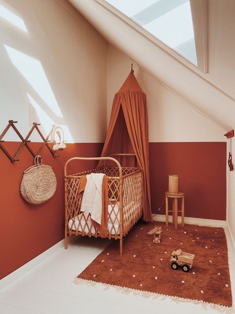 De babykamer van onze Manoah. We hebben een warme roest tint gebruikt op de muren. Het mooie rotan bedje maakt dit schattige hoekje helemaal af. Dit is het fijnste plekje van ons huis ☺️ Bad Room Ideas, Baby Nursery Design, Baby Room Neutral, Nursery Room Design, Girl Nursery Room, Baby Room Inspiration, Baby Boy Room Nursery, Nursery Decor Neutral, Nursery Room Inspiration