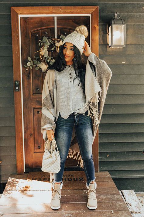 What To Wear To A Bonfire In Fall, Cold Fashion Outfits, Fall Photoshoot Outfits, Fall Outfits Inspiration, Casual Winter Fashion, Canada Clothes, Denver Fashion, Black Poncho, Fall Trends Outfits