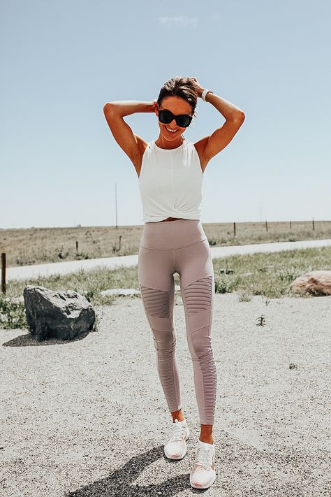 Lauren Kay Sims | My Top Activewear Picks From the Nordstrom Anniversary Sale Workout Crop Top Outfit, Blush Leggings Outfit, Running Outfit Summer, Cute Workout Outfits For Women, Cute Exercise Outfits, Cute Running Outfits, Exercise Outfits, Gym Workout Clothes, Fall Activewear