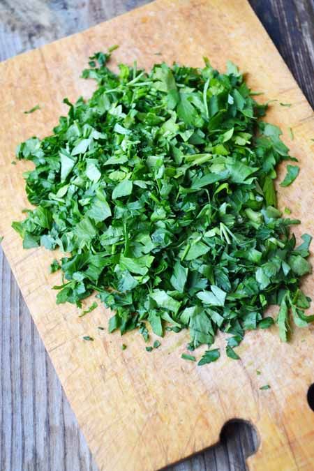 Every wondered what parsley can be used for other than a garnish or an ingredient in Italian food? Believe it or not, parsley has many medicinal benefits. Cooking Herbs, Italian Food, Parsley, Oregano, Italian Recipes, Herbs, Salad, Soap, Benefits