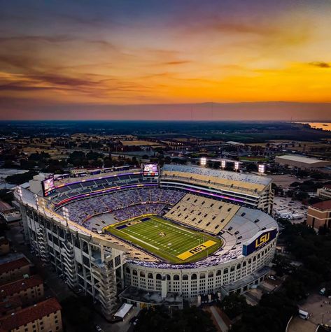 SEC / LSU / Tiger Stadium Lsu Stadium, Lsu Tiger Stadium, Lsu College, Gladiator Arena, Stadium Wallpaper, Collage Football, Tiger Stadium, Lsu Tigers Football, Lsu Football