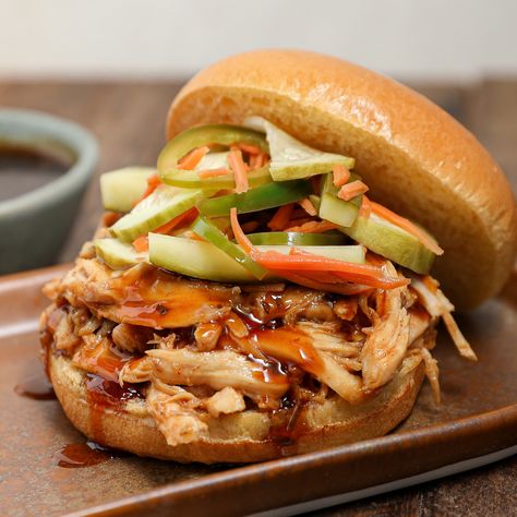 Korean BBQ Shredded Chicken Korean Bbq Chicken, Baked Meatloaf, Korean Bbq Sauce, How To Make Meatloaf, Meatloaf Ingredients, Korean Chicken, Paprika Pork, Easy Meatloaf, Shredded Chicken Recipes