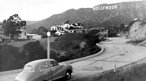 This clear and uninterrupted view of the Hollywood sign was taken at (what is now designated as) 3307 Deronda Drive way up in the Hollywoodland hills. The year was 1950, which means had the photo been taken a year before, the sign would have still read Hollywoodland. Well, sort of. The sign had fallen into such disrepair that the “H” had fallen over. In 1949 the Hollywood Chamber of Commerce removed the last four letters and restored the rest, which is what we’re seeing in this photo. Los Angeles Vintage, Austin Cars, Evelyn Hugo, Vacation Inspiration, Hollywood Sign, Vintage Los Angeles, Car Driving, Vegas Strip, Fame Dr