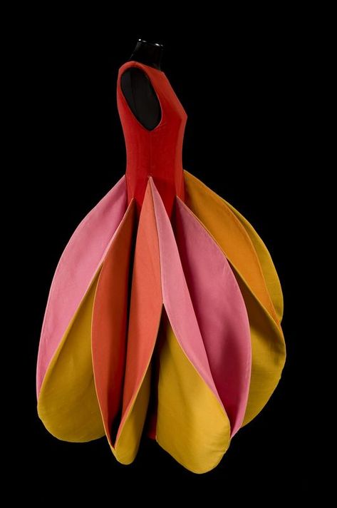 Arancia Sculpture Dress 1982 by Roberto Capucci,Italian.Fondazione Roberto Capucci.  Courtesy of the Philadelphia Museum of Art Sculpture Dress, Roberto Capucci, Detail Couture, Origami Dress, Sculptural Fashion, Mode Inspiration, Design Color, Fashion History, Italian Fashion