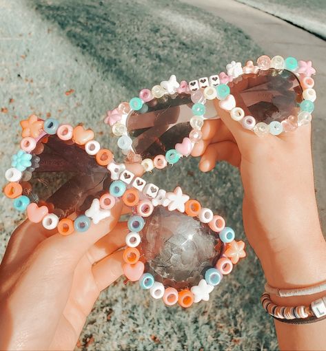 Sunglasses Preppy, Decorate Sunglasses Aesthetic, Sunglasses Decorated, Bead Glasses Diy, Decorating Sunglasses With Beads, Decorating Sunglasses, Decorate Sunglasses, Summer Sunglasses Craft, Decorate Sunglasses With Beads