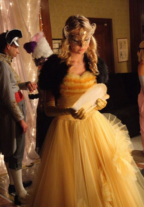 Masked Ball Outfit, Masquerade Party Aesthetic, Masquerade Ball Aesthetic, Mascarade Ball, Gossip Girl Party, Vanessa Abrams, Estilo Gossip Girl, Masquerade Outfit, Damien Chazelle