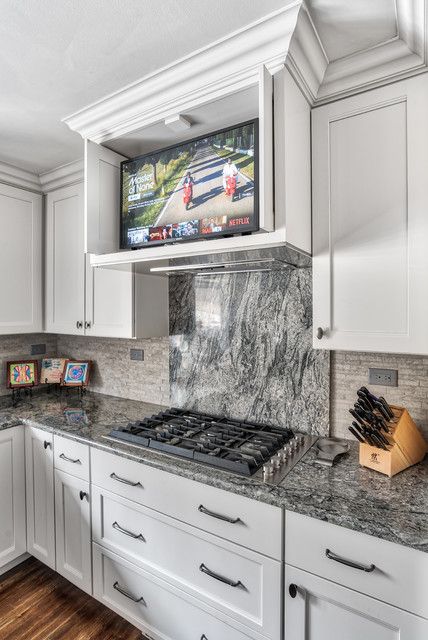 Cooktop Hood, Tv Kitchen, Kitchen Cooktop, Remodeling Bathroom, Kitchen Tv, Tv In Kitchen, Kitchen New York, Hidden Kitchen, Design Showroom