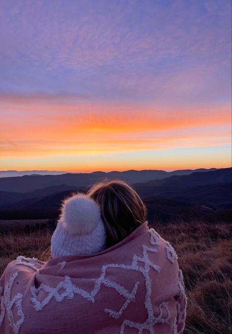 Mountain Sunset Pictures, Sunrise Hike Aesthetic, Sunrise Photography People, Trip Poses, Bestie Shoot, Mountain Photo Ideas, Pretty Skys, Besties Pictures, Sunrise Hike