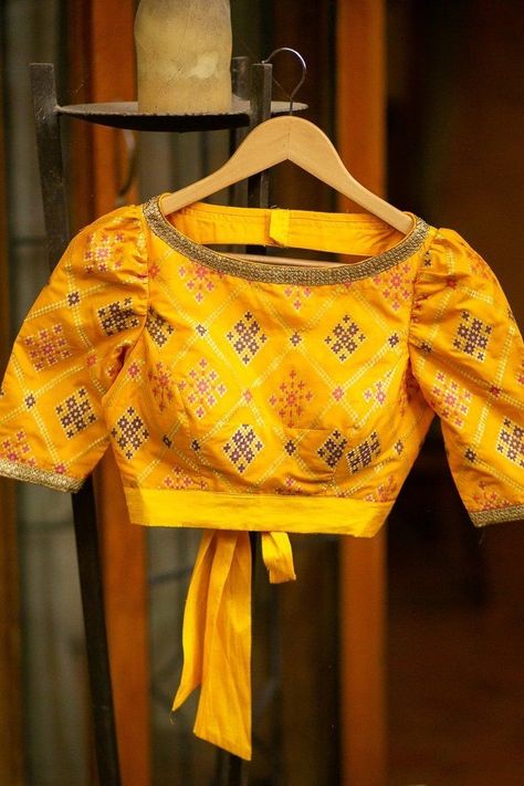 Brocade Blouse Designs Pattern Fashion Styles, Yellow Blouse Design, Yellow Blouse Designs, Blouses 2020, Bridal Blouse Design, Normal Blouse, Sari Blouses, Brocade Blouse Designs, Puff Sleeves Blouse