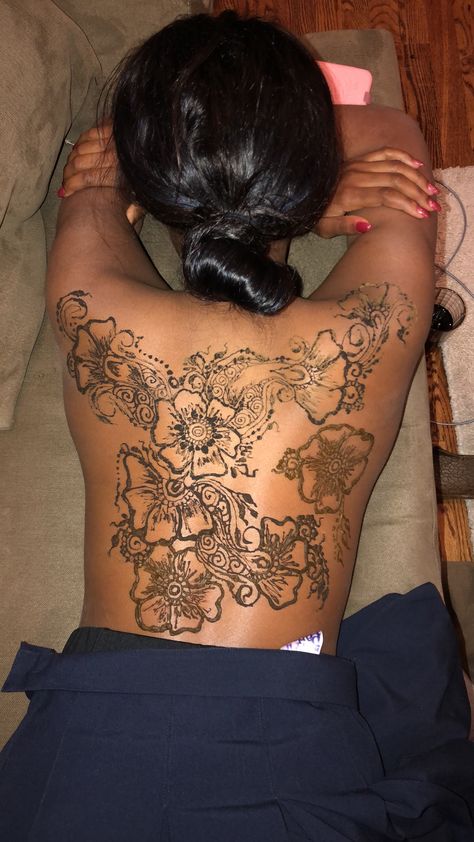 Back Henna Tattoos, Henna Designs For Prom, Henna On Back Spine, Henna For Prom, Henna Spine Designs, Henna Prom, Henna Designs On Back, Henna On Neck, Henna Back Designs