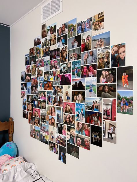 Collage For Bedroom Wall, Photo Room Decor Ideas, How To Put Photos On Wall, Photos Decoration Wall, Cute Photo Wall Bedroom Ideas, Room Ideas With Pictures On Wall, Room Picture Wall Aesthetic, Photos Room Decor, Photo Wall Collage Friends