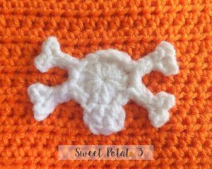 Skull & Crossbones - Free Crochet Applique Pattern ~ Sweet Potato 3 Crochet Skull And Crossbones Pattern, Halloween Appliques Crochet, Crochet Applique Nerdy, Crochet Applique Patterns Free Simple, Crochet Halloween Applique, Applique Crochet Patterns Free, Free Crochet Applique Patterns, Crochet Skull Patterns, Crochet Appliqué