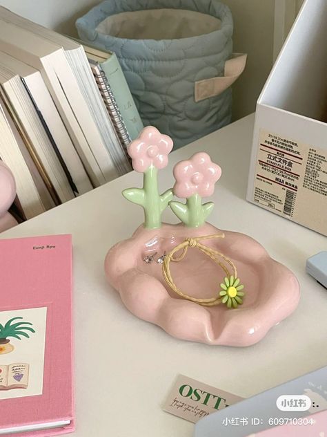 Kpop Pottery, Coquette Clay Ideas, Pink Clay Ideas, Kawaii Clay Art, Clay Inspo Aesthetic, Clay Picture Holder, Clay Art Aesthetic, Cute Stuff To Make, Aesthetic Clay Ideas