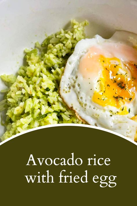 In 20 minutes or less, enjoy this delicious avocado rice with fried egg. Lunch With Eggs, Avacado Rice, Rice With Fried Egg, Rice Egg, Avocado Rice, Egg Rice, Rice Salad Recipes, Avocado Bowl, Egg Avocado