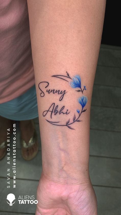 Script Tattoo Ideas For Women, Girlish Tattoo, Rose And Name Tattoo, Names Tattoo Ideas For Women, Rohit Tattoo, Wording Tattoo, Couple Name Tattoos, Name Tattoo On Hand, Armour Tattoo