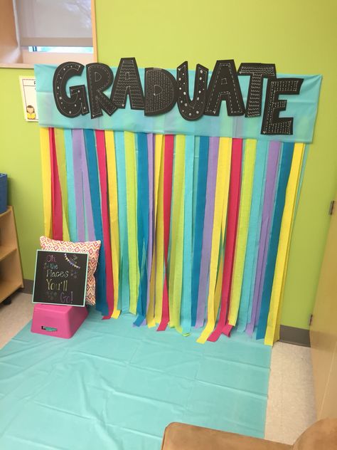 End of year Photo Booth - Kindergarten Last Day Of School Decoration Ideas, Diy Kindergarten Graduation Decorations, Classroom Graduation Decorations, End Of The Year Backdrop, Kindergarten Prom, 3rd Grade Graduation Ideas, Kindergarten Grad Party, Kindergarten Graduation Class Gift Ideas, Prek Prom