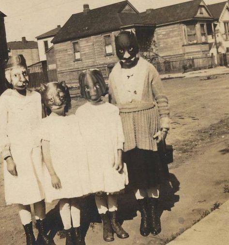 Traditional Halloween Costumes, Creepy Pics, Original Costumes, Traditional Halloween, Halloween Iii, Old Pics, Creepy Pictures, Old People, Samhain