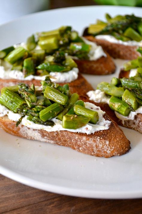 Asparagus Bruschetta, Bruschetta Crostini, Lemon Goat Cheese, Recipes With Parmesan Cheese, Crostini Appetizers, Alkaline Recipes, Caviar D'aubergine, Grilled Bruschetta, Breakfast Aesthetic